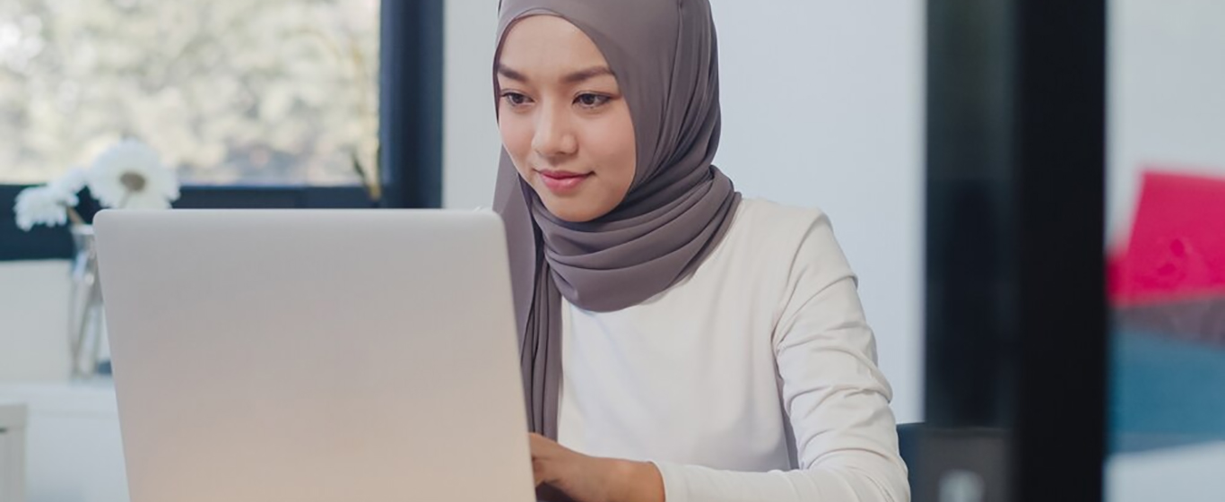 Wanita berjilbab menggunakan laptop