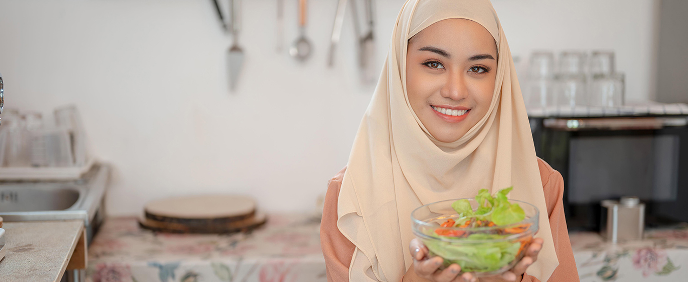 wanita muslim cantik memegang mangkuk salad