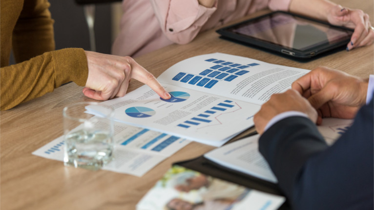 Agen pemasaran mempresentasikan produk asuransi