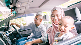 Keluarga sedang melakukan perjalanan di mobil