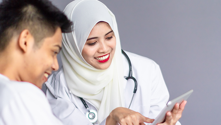 Dokter dan pasien sedang berbincang