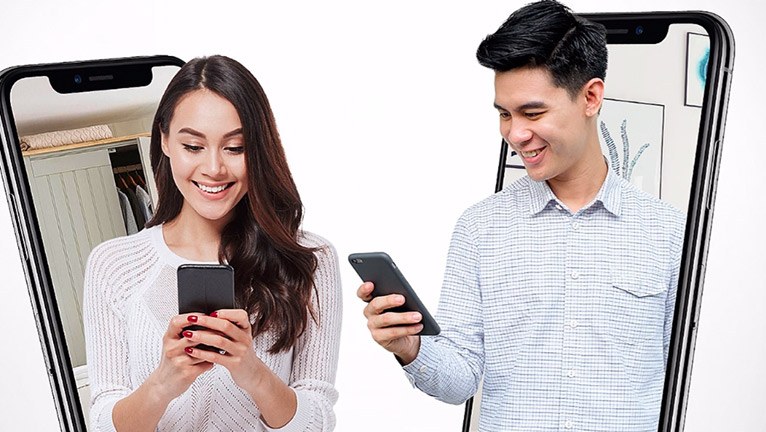 Pria dan wanita mencari informasi asuransi