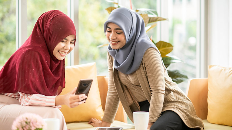 Keluarga berkumpul dengan senang