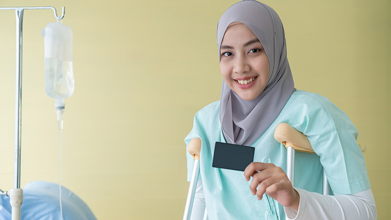 Keluarga sedang makan siang bersama
