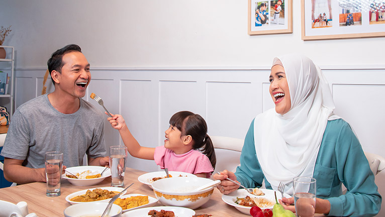 Dua wanita sedang menyiapkan makanan sehat