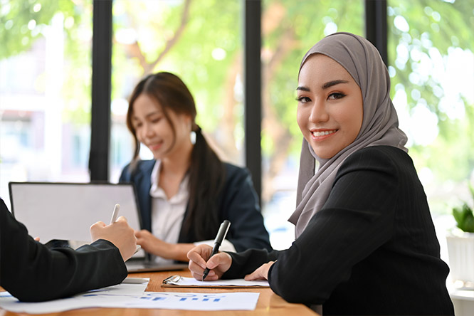 Wanita mendengarkan musik dan tersenyum